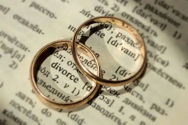 Image of rings removed before divorce mediation Uckfield